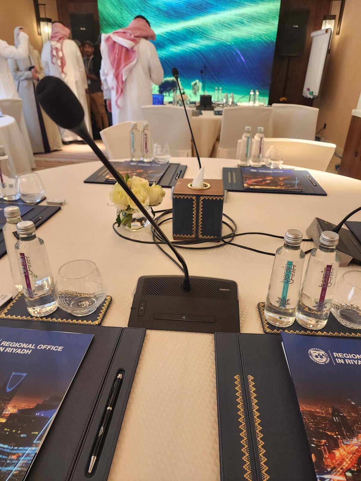 Wired table microphone